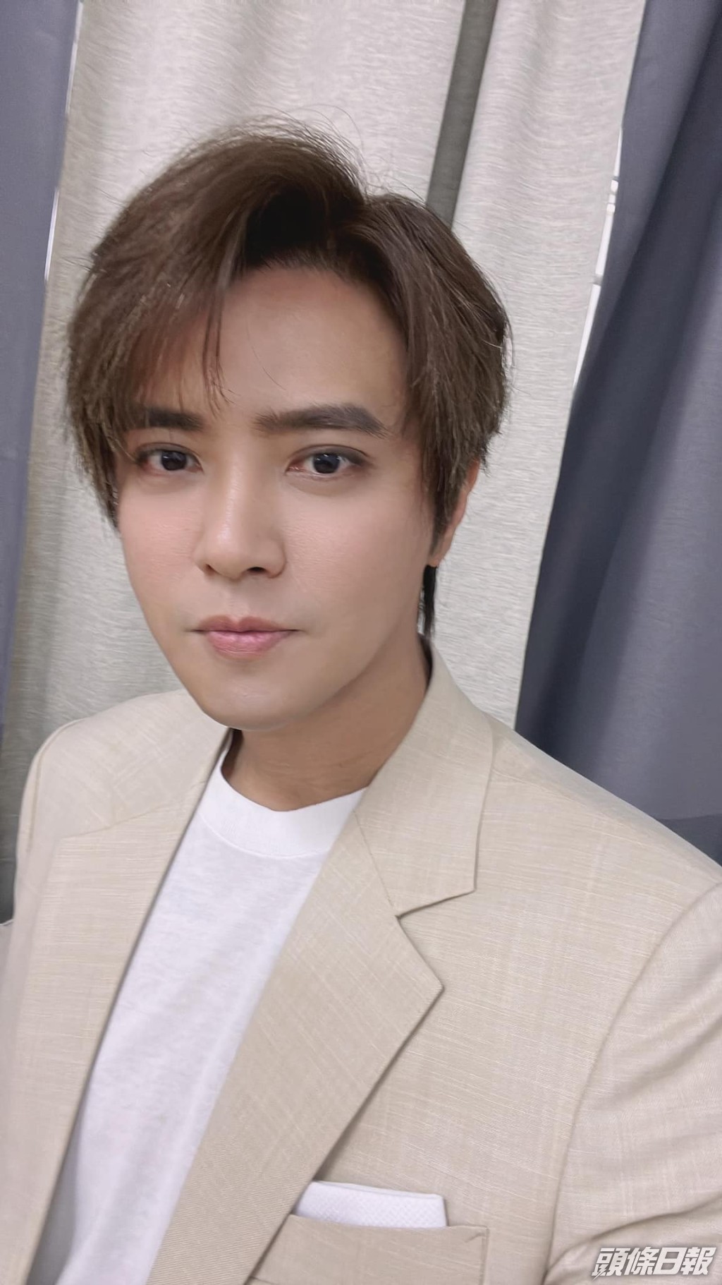 小豬聲稱自己的雙眼皮，是多年來常用雙眼皮貼形成的。